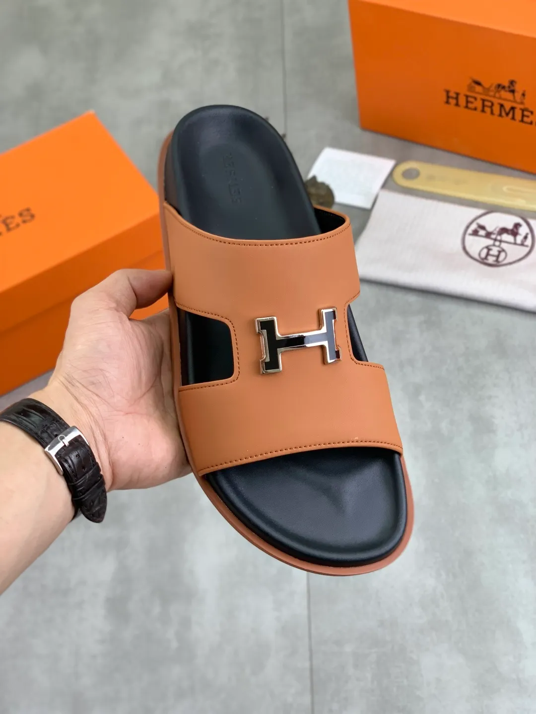 Men's shoes 💰P440 New [HERMES] high-end quality new Hermès slippers, made of imported calfskin, wear-resistant and non-slip rubber outsole. Fashionable and elegant code number: 39-44 (38 45 46 customized)